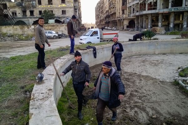 مواطنون خلال تنظيف الشوارع بحي الناظرية في حلب، سوريا - سبوتنيك عربي