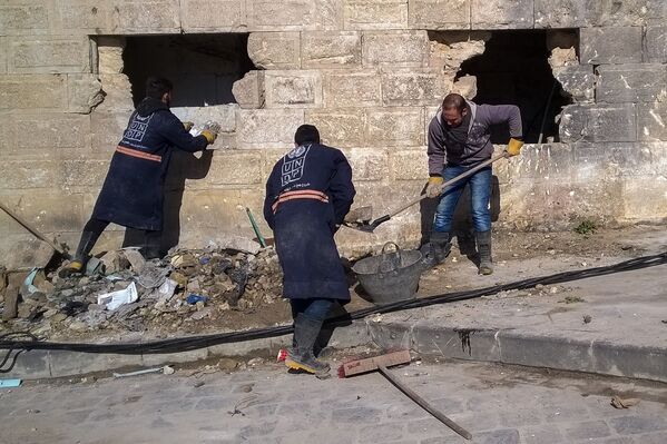 مواطنون خلال تنظيف الشوارع بحي الناظرية في حلب، سوريا - سبوتنيك عربي