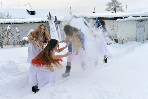 فتيات خلال حفل شتوي فلكلوري (يرقصن ويغنين فيه أغاني شعبية ويقمن بنشاطات أخرى) بقرية بتروفسكوي في تشيليابنسك، روسيا - سبوتنيك عربي