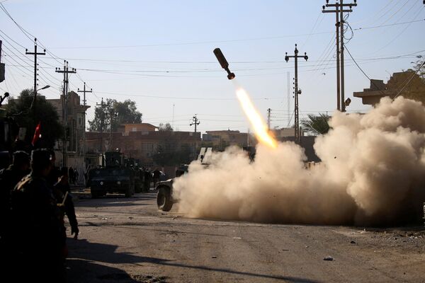 القوات العراقية تطلق صواريخها تجاه إرهابيي تنظيم داعش، خلال معركة في حي سومر بالموصل الشرقية، العراق 11 يناير/ كانون الثاني 2017 - سبوتنيك عربي