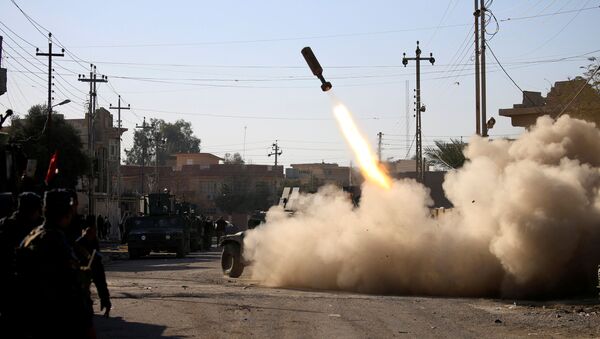 القوات العراقية تطلق صواريخيها تجاه إرهابيي تنظيم داعش، خلال معركة في حي سومر بالموصل الشلرقية، العراق 11 يناير/ كانون الثاني 2017 - سبوتنيك عربي