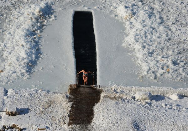 امرأة تدخل إلى الماء في خليج آمور، روسيا - سبوتنيك عربي
