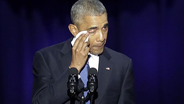الرئيس الأمريكي باراك أوباما يبكي خلال خطابه الأخير كرئيس للولايات المتحدة في شيكاغو، 10 يناير/ كانون الثاني 2017 - سبوتنيك عربي