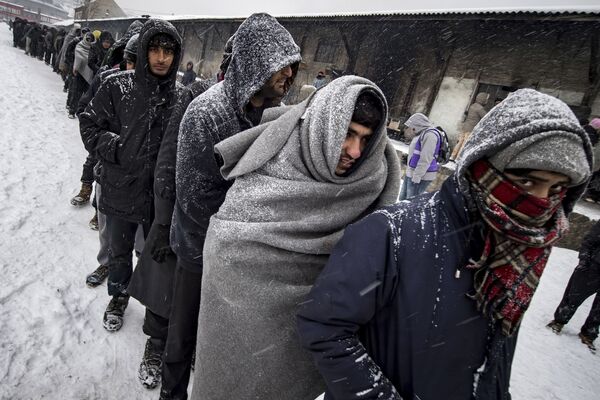لاجئون يقفون في طابور للحصول على وجبة طعام في بلغراد ودرجة حرارة الجو 15 تحت الصفر، 11 يناير/ كانون الثاني 2017 - سبوتنيك عربي