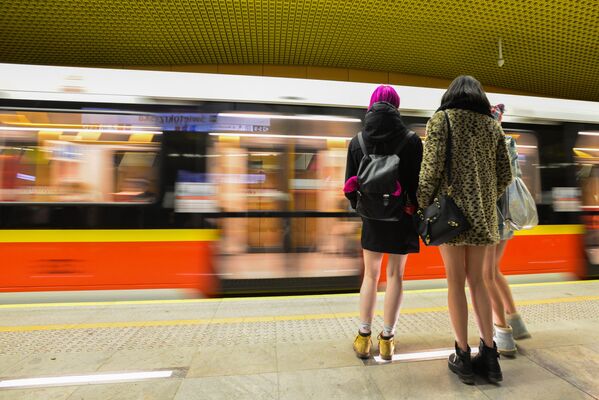 مسيرة التعرّي (يوم يدون بنطال) في إحدى محطات مترو أنفاق بلندن، بريطانيا - سبوتنيك عربي