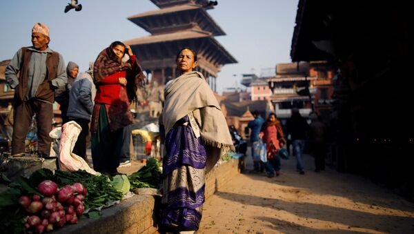 المتسوقون يتجمعون في السوق العام مع بدء طلوع الشمس في بهاكتابور، نيبال 10 يناير/ كانون الثاني 2017 - سبوتنيك عربي