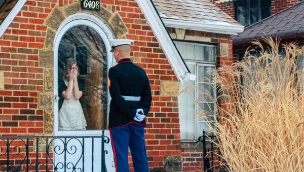 جندي أمريكي يقف على أعتاب منزل حبيبته، فشاهد لماذا - سبوتنيك عربي