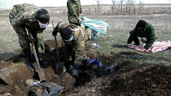 دفن الجنود الأوكرانيين القتلى - سبوتنيك عربي