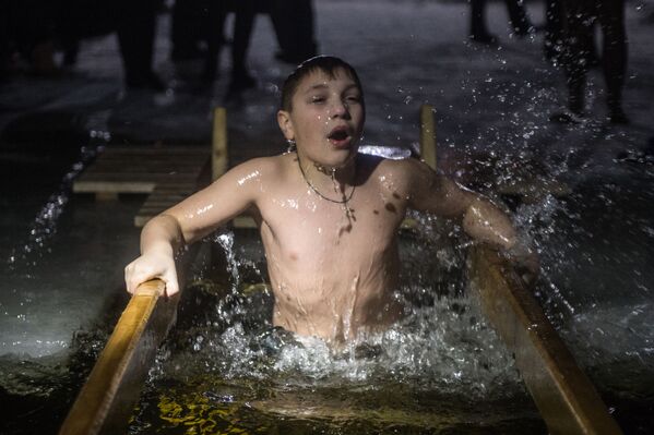 صبي خلال عيد الغطّاس في أوستاشكوفو - سبوتنيك عربي