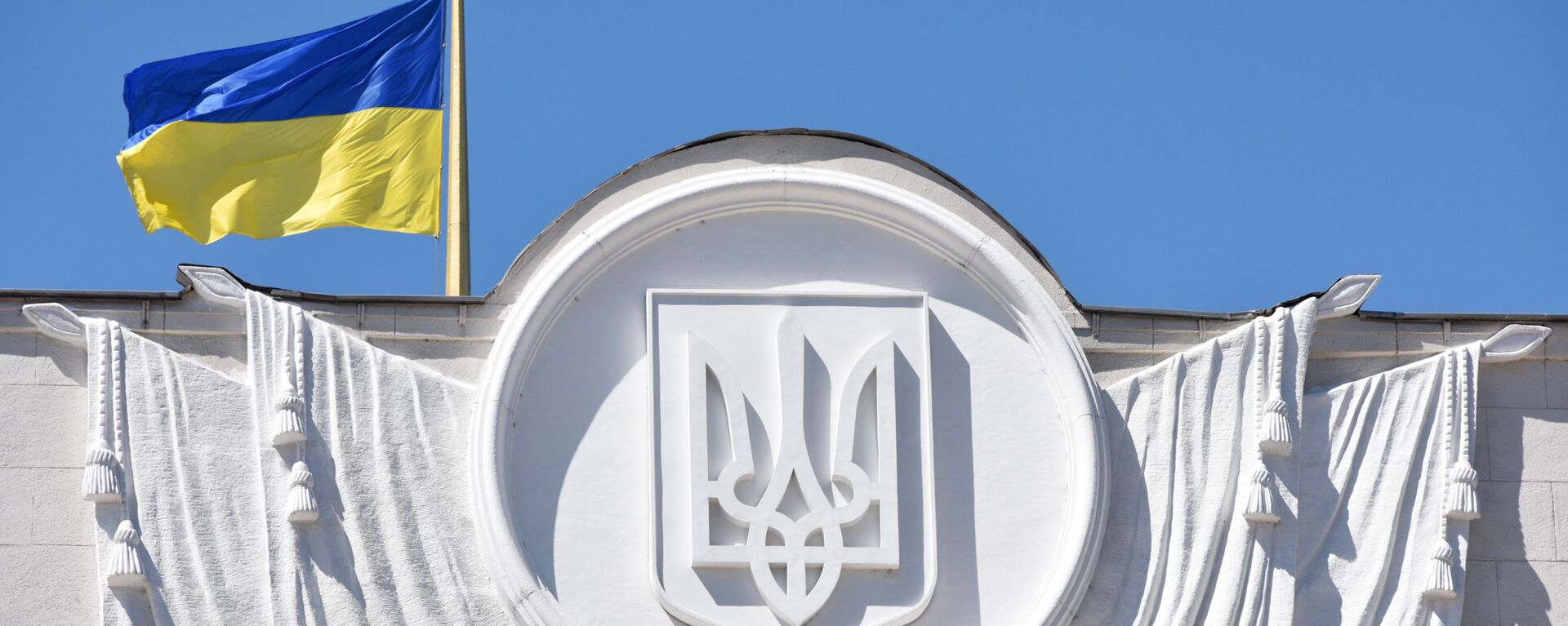 العلم الوطني فوق مبنى برلمان أوكرانيا - سبوتنيك عربي, 1920, 23.02.2022