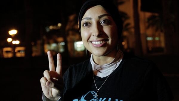 Human rights activist Maryam al-Khawaja flashes the victory sign outside a police station in Muharraq, Bahrain, Thursday, Sept. 18, 2014 - سبوتنيك عربي