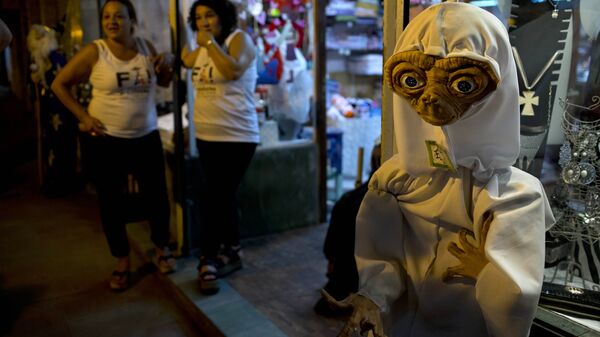 رجل يرتدي زي لمخلوق فضائي متخيل - سبوتنيك عربي
