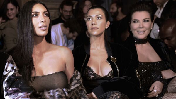 Kim Kardashian, Kourtney Kardashian e Kris Jenner durante a semana da moda em Paris - سبوتنيك عربي