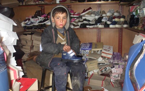 طفل سوري في محل أحذية - سبوتنيك عربي