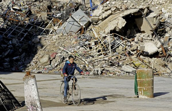 طفل على دراجته الهوائية في حلب - سبوتنيك عربي