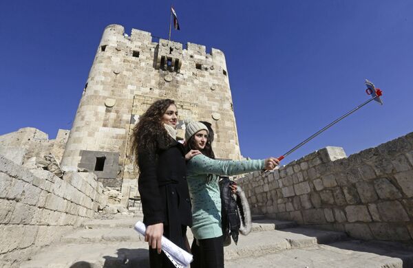 فتيات يلتقطن الصور عند قلعة حلب - سبوتنيك عربي