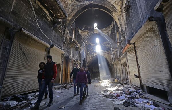 أطفال حلبيون يتمشون ضمن أحياء حلب القديمة - سبوتنيك عربي