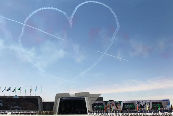 الطيران السعودي العسكري ينفذ استعراضا في سماء الرياض بمناسبة مرور 50 عاما على تأسيس أكاديمية الملك فيصل للطيران في الرياض - سبوتنيك عربي