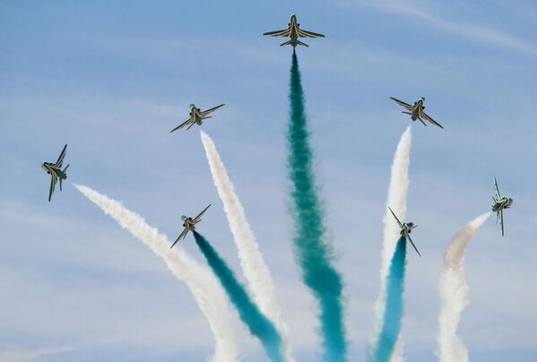 الطيران السعودي العسكري ينفذ استعراضا في سماء الرياض بمناسبة مرور 50 عاما على تأسيس أكاديمية الملك فيصل للطيران في الرياض - سبوتنيك عربي