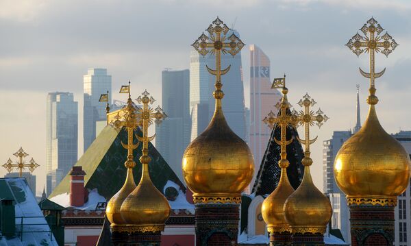 منظر لقبب كنيسة في موسكو يظهر خلفها حي موسكو سيتي الحديث - سبوتنيك عربي