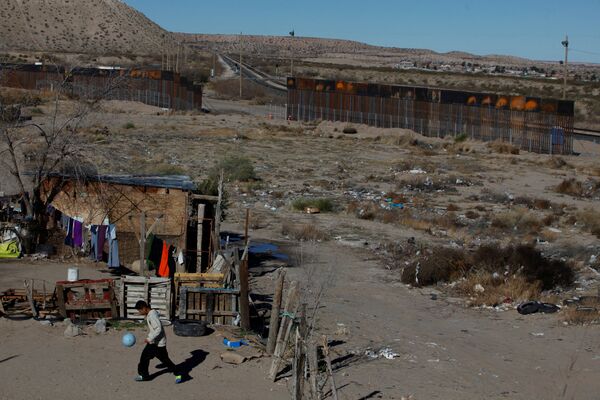 بالقرب من السياج الحدودي بين المكسيك والولايات المتحدة في سيوداد خواريز- المكسيك - سبوتنيك عربي