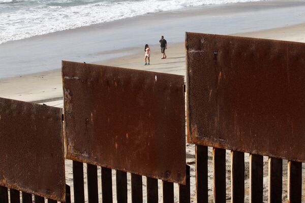 السياج الذي يفصل بين المكسيك والولايات المتحدة في منطقة سان دييغو، كاليفورنيا - سبوتنيك عربي