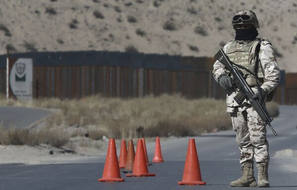 الجنود المكسيكيون عند نقطة تفتيش بالقرب من السياج الحدودي بين المكسيك والولايات المتحدة - سبوتنيك عربي