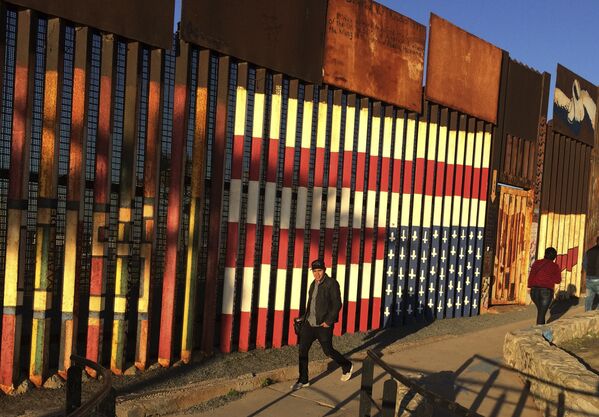الرسم على جدران الحدود بين المكسيك والولايات المتحدة - سبوتنيك عربي