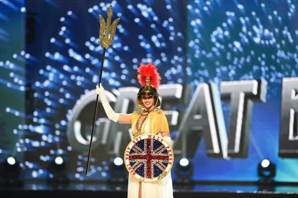 المتسابقة التي تمثل بريطانيا في مسابقة ملكة جمال الكون بالزي الوطني - سبوتنيك عربي