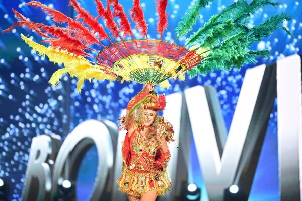 المتسابقة التي تمثل بوليفيا في مسابقة ملكة جمال الكون بالزي الوطني - سبوتنيك عربي