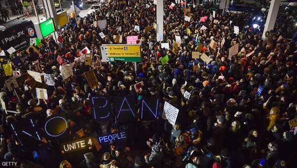 تظاهرات أمام مطار كينيدي احتجاجا على على قرار الهجرة - سبوتنيك عربي