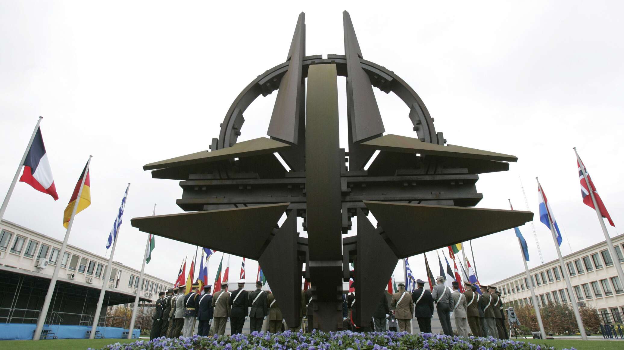 "الناتو": أمريكا سوف تقدم بسرعة المساعدات إلى كييف في ساحة المعركة