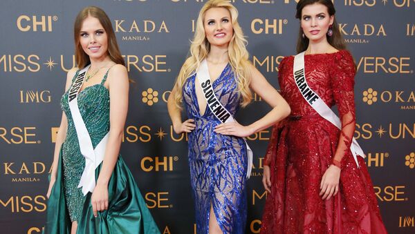 المشاركات من أوكرانيا وسلوفينيا وروسيا في مسابقة ملكة جمال الكون على السجادة الحمراء في مانيلا، الفلبين 29 يناير/ كانون الثاني 2017 - سبوتنيك عربي