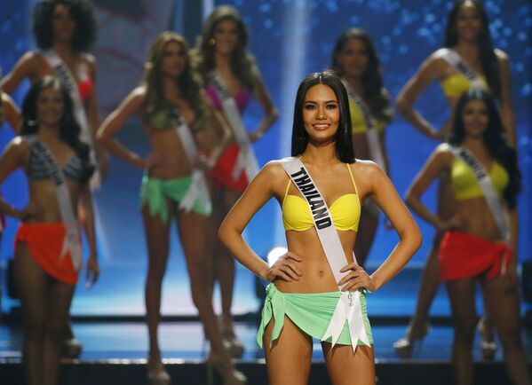 المتسابقة تشاليتا سوانساين من تايلندا خلال مسابقة ملكة جمال الكون لعام 2017 في مانيلا، الفلبين 30 يناير/ كانون الثاني 2017 - سبوتنيك عربي