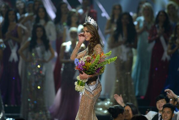 الفرنسية إيريس ميتينير الحائزة على لقب ملكة جمال الكون لعام 2017 بعد إعلان النتائج، الفلبين 29 يناير/ كانون الثاني 2017 - سبوتنيك عربي