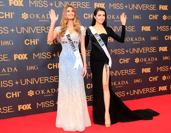 المشاركتان من فييتنام وفينزويلا في مسابقة ملكة جمال الكون على السجادة الحمراء في مانيلا، الفلبين 29 يناير/ كانون الثاني 2017 - سبوتنيك عربي