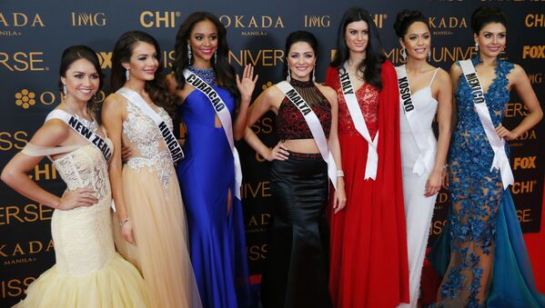 المشاركات في  مسابقة ملكة جمال الكون على السجادة الحمراء في مانيلا، الفلبين 29 يناير/ كانون الثاني 2017 - سبوتنيك عربي