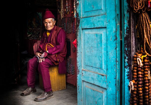 رجل على مدخل الباب، نيبال- للمصور فرانسيس كوكس المشارك في مسابقة National Geographic Traveller-2017 // Photo, Rashid Khaidanov/National Geographic Traveller - سبوتنيك عربي