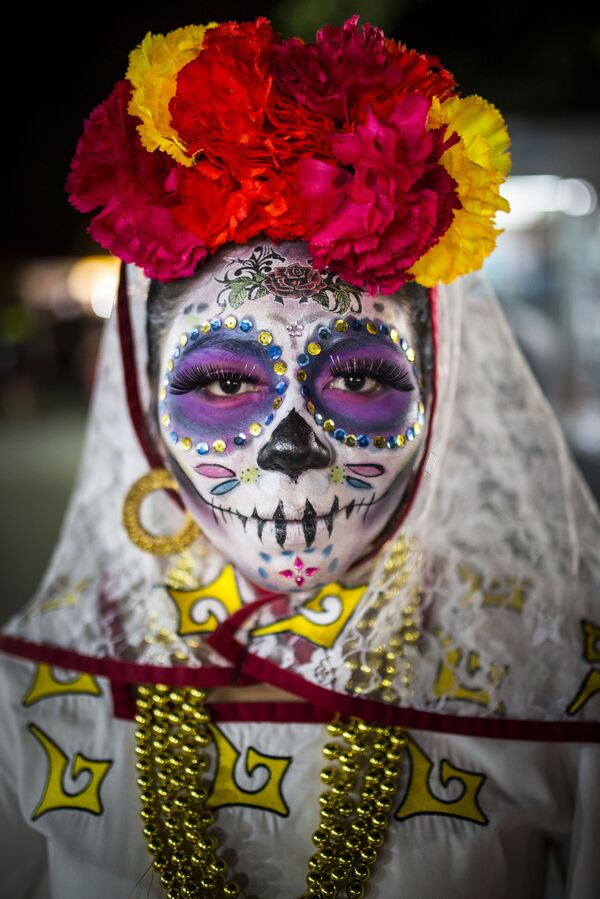 امرأة خلال مهرجان يوم الأموات في بارك دو لاس بالاس، المكسيك - للمصورة لاورا دايل المشارك في مسابقة National Geographic Traveller-2017 - سبوتنيك عربي