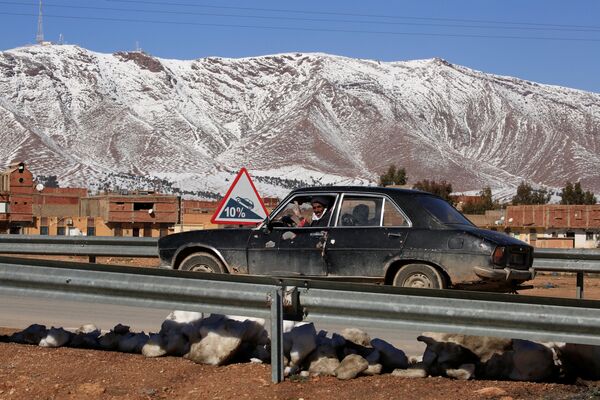 رجل في سيارته في ضواحي البادية، الأطلس الصحراوي، جنوب غرب الجزائر 25  يناير/ كانون الثاني 2017 - سبوتنيك عربي