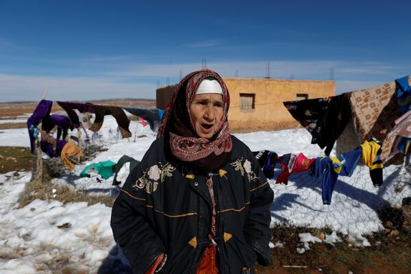 فاطمة (67 عاماً) تشكي الطرق المغلقة بسبب الثلج، الأطلس الصحراوي، الجزائر 26  يناير/ كانون الثاني 2017 - سبوتنيك عربي
