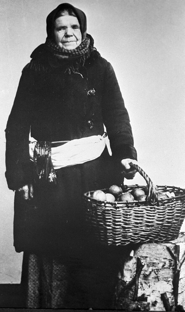 بائعة تفاح، موسكو عام 1913 - سبوتنيك عربي