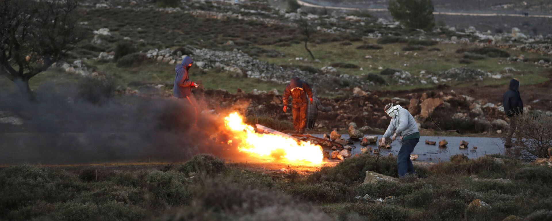 مستوطنون إسرائيليون يحرقون إطارات السيارات رفضاً على تركهم أمونا شمال شرق رام الله بالضفة الغربية، فلسطين 1 فبراير/ شباط 2017 - سبوتنيك عربي, 1920, 08.03.2023