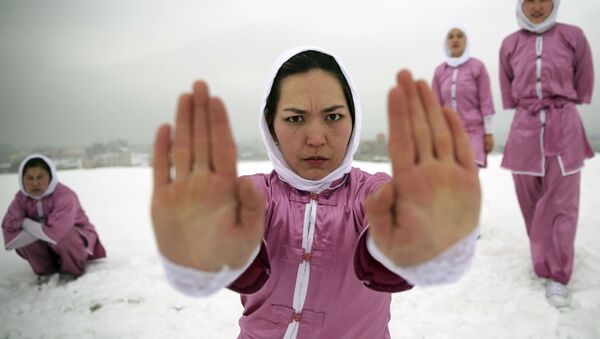 تدريبات نسائية في الفنون القتالية الصينية شاولين ووشو على تلة في كابول، أفغانستان 25 يناير/ كانون الثاني 2017 - سبوتنيك عربي