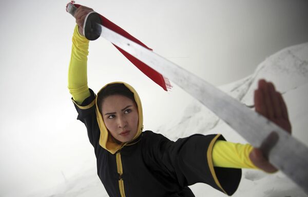تدريبات نسائية في الفنون القتالية الصينية شاولين ووشو على تلة في كابول، أفغانستان 25 يناير/ كانون الثاني 2017 - سبوتنيك عربي