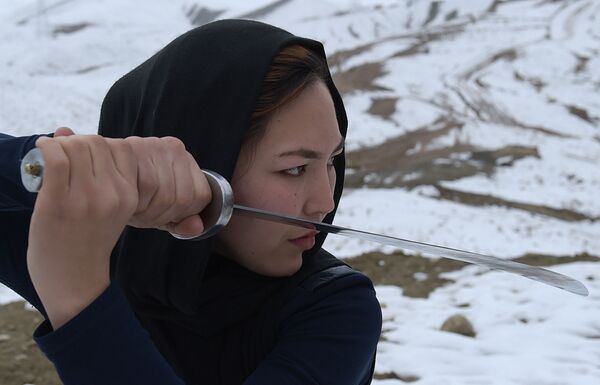 تدريبات نسائية في الفنون القتالية الصينية شاولين ووشو على تلة في كابول، أفغانستان 29 يناير/ كانون الثاني 2017 - سبوتنيك عربي