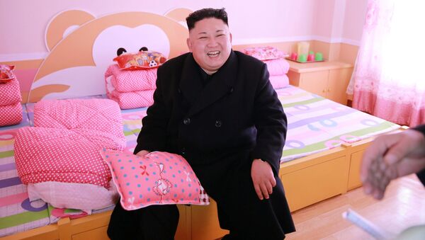 زعيم كوريا الشمالية كيم جونغ أون يعطي توجيهات ميدانية للمدرسة الابتدائية بيونغ يانغ للأيتام، 2 فبراير/ شباط 2017. - سبوتنيك عربي