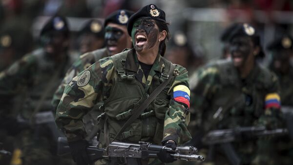 النساء المشاركات في العرض العسكري في كاراكاس، فنزويلا 1 فبراير/ شباط 2017 - سبوتنيك عربي