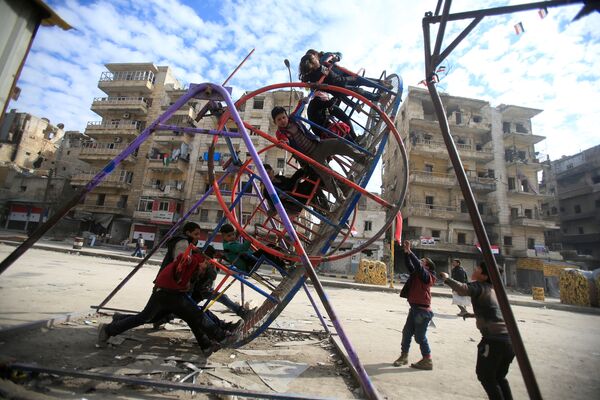 أطفال يلعبون في حي بمدينة حلب، سوريا 30 يناير/ كانون الثاني 2017 - سبوتنيك عربي