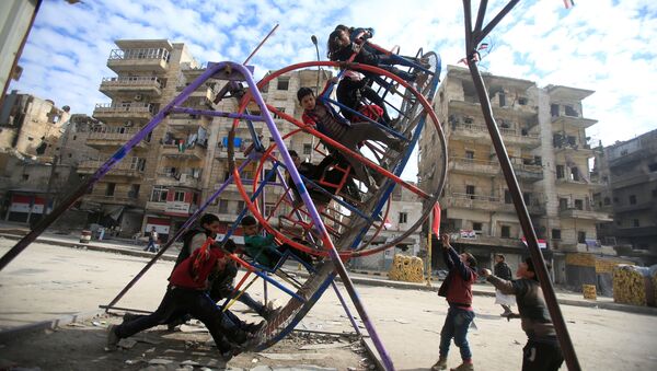 أطفال يلعبون في حي بمدين حلب، سوريا 30 يناير/ كانون الثاني 2017 - سبوتنيك عربي